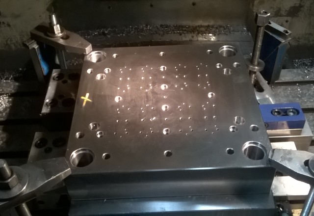 Lavorazione di fresatura cnc di blocchi stampo.